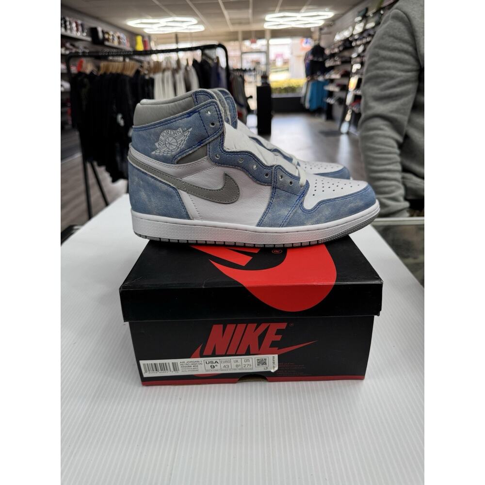 Size 9.5 - Air Jordan 1 Retro High OG Hyper Royal 555088-402 - Picture 3 of 10
